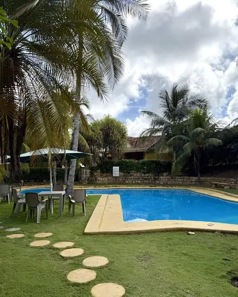 Piscina y jardín del conjunto residencial