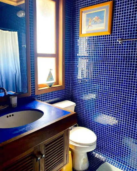 Baño del apartamento con cerámica azul