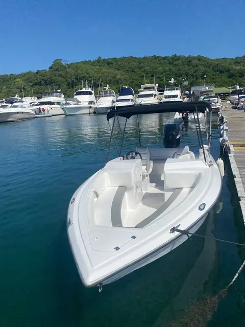 Lancha Kichi amarrada en el muelle